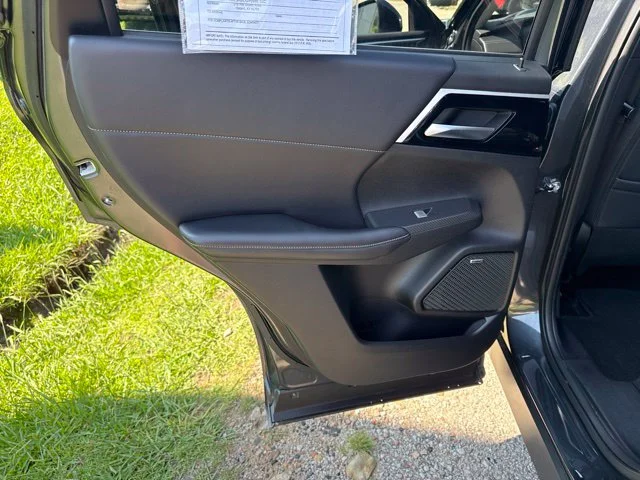 Used 2025  Mitsubishi SE image 19