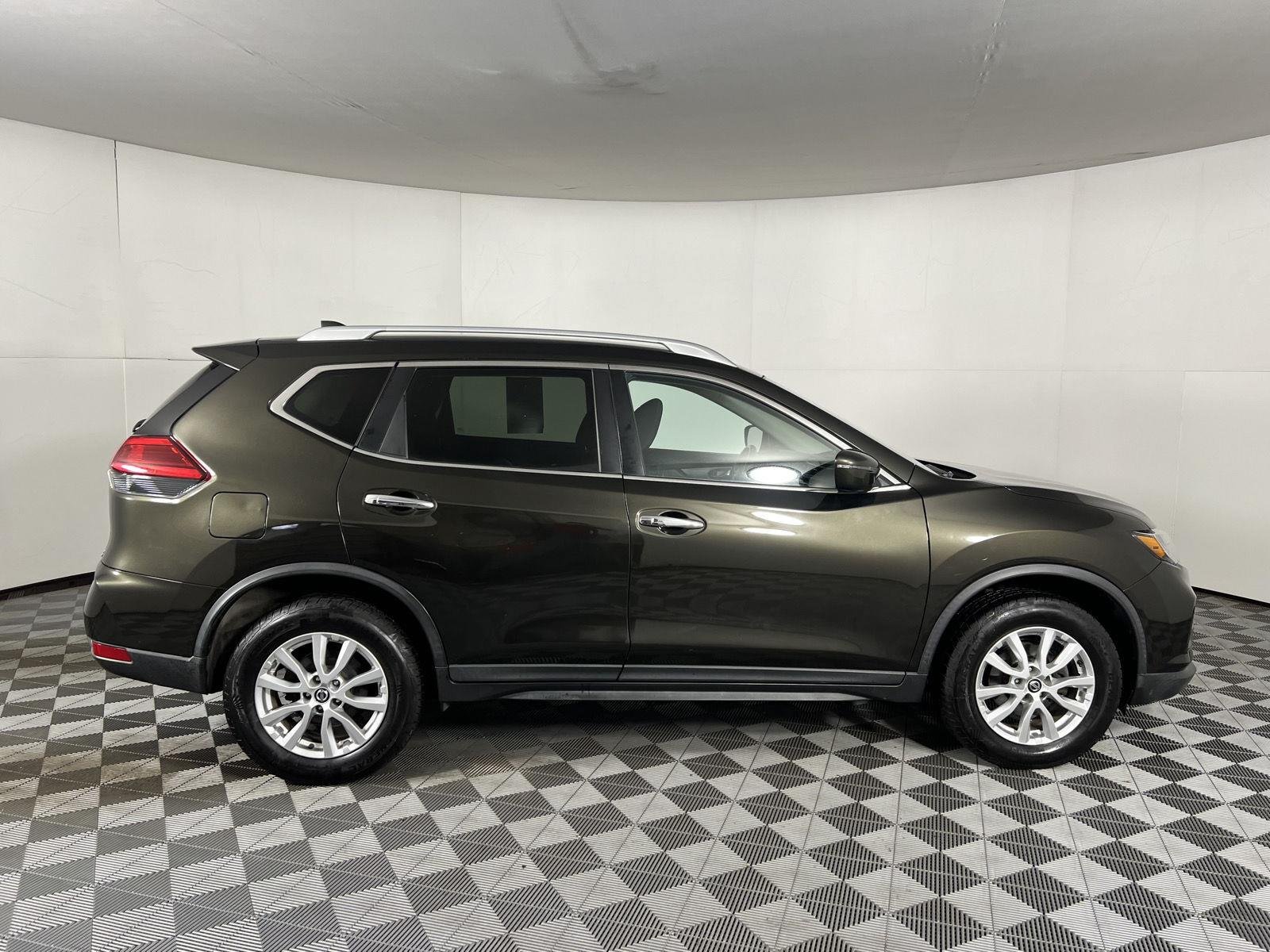 Used 2017 Midnight Jade Nissan SV image 10