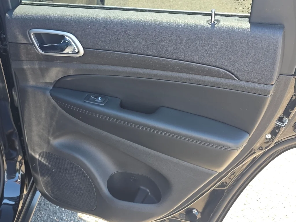 Used 2018 Diamond Black Crystal Pearlcoat Jeep Laredo E image 23