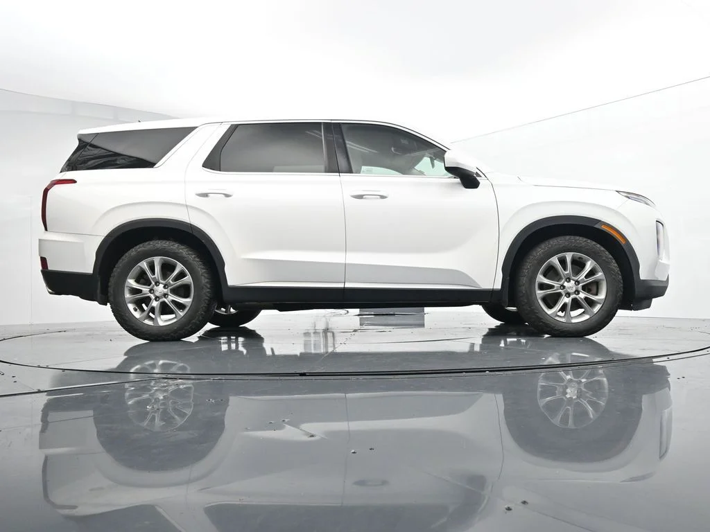 Used 2021 White Hyundai SE image 35