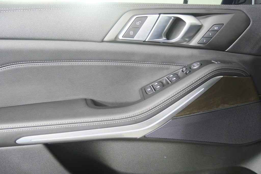 Used 2023 Jet Black BMW sDrive40i image 8