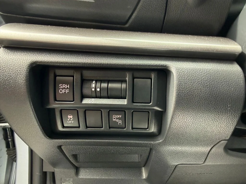 Used 2018 Ice Silver Metallic Subaru 2.0i Limited image 18