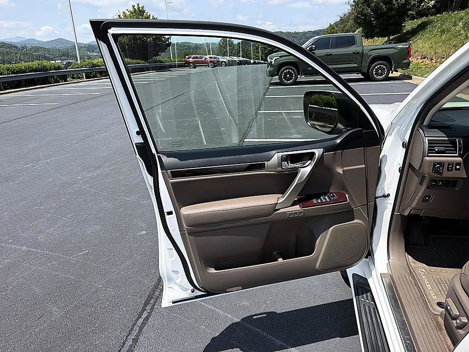 Used 2015 Starfire Pearl Lexus 460 image 9