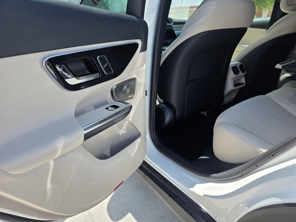 New 2026 Polar White Mercedes-Benz GLC 300 image 13