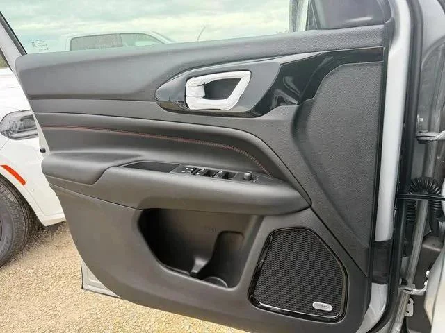 New 2026 Silver Zynith Metallic Clear-Coat Exterior Paint Jeep Trailhawk image 15