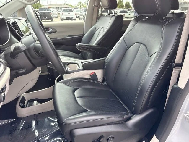 Used 2024 Silver Chrysler Select image 17