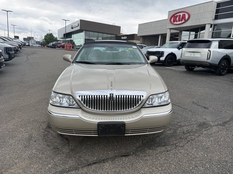 Used 2005 Beige Lincoln Signature image 2