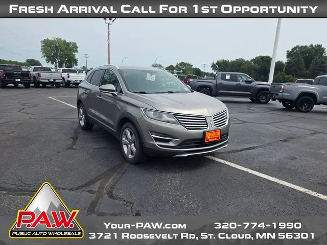 Used 2017 Silver Lincoln Premiere image 2