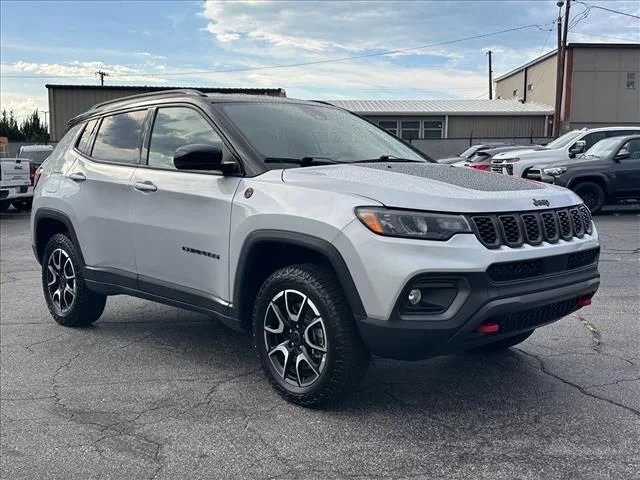 Used 2025 Silver Jeep Trailhawk image 2