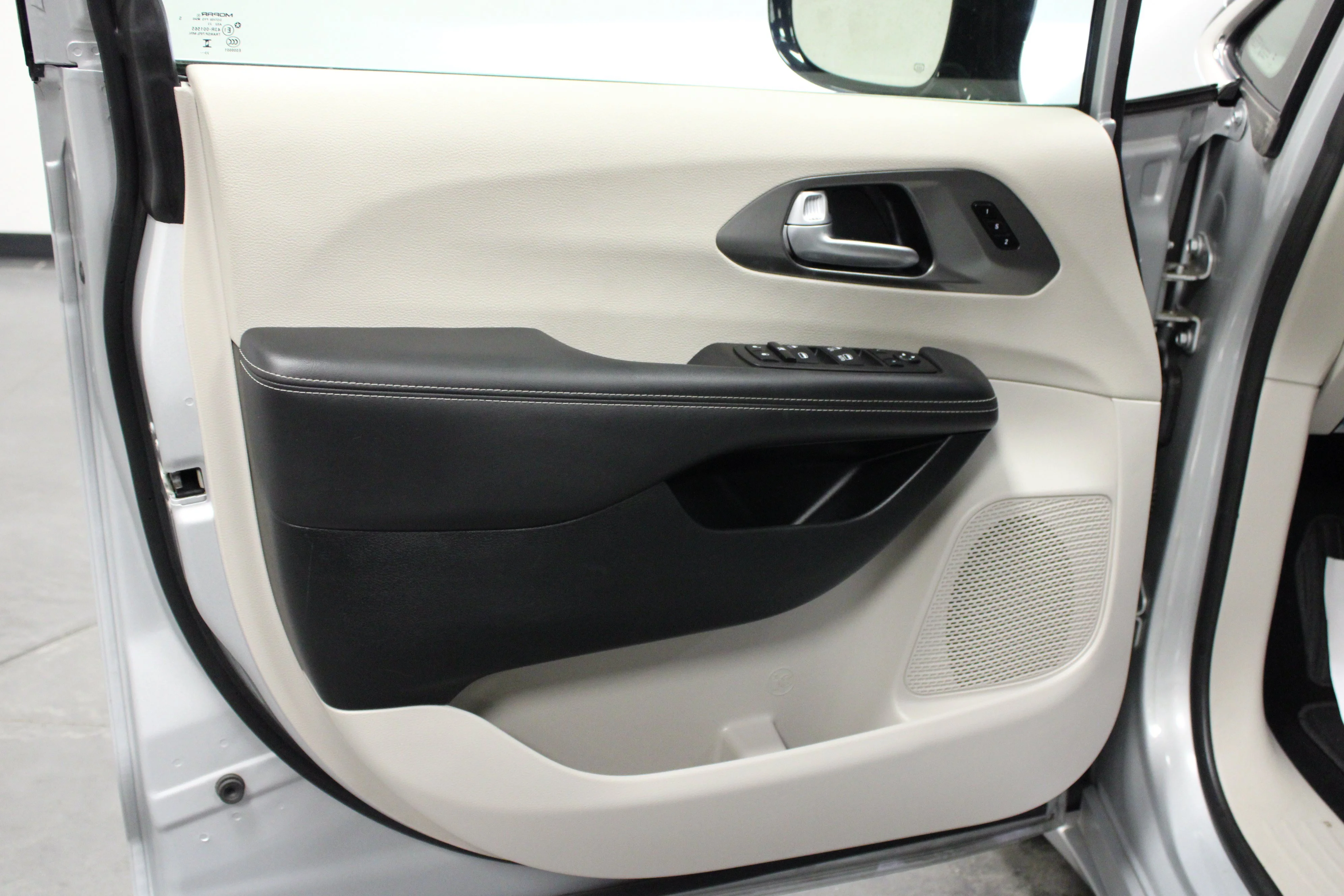Used 2024 Silver Mist Clearcoat Chrysler Touring L image 11