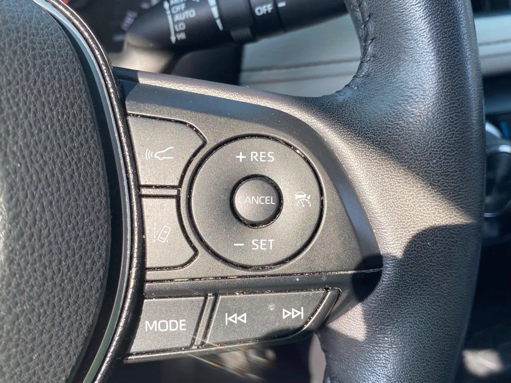 Used 2020 Silver Toyota XLE Premium image 29