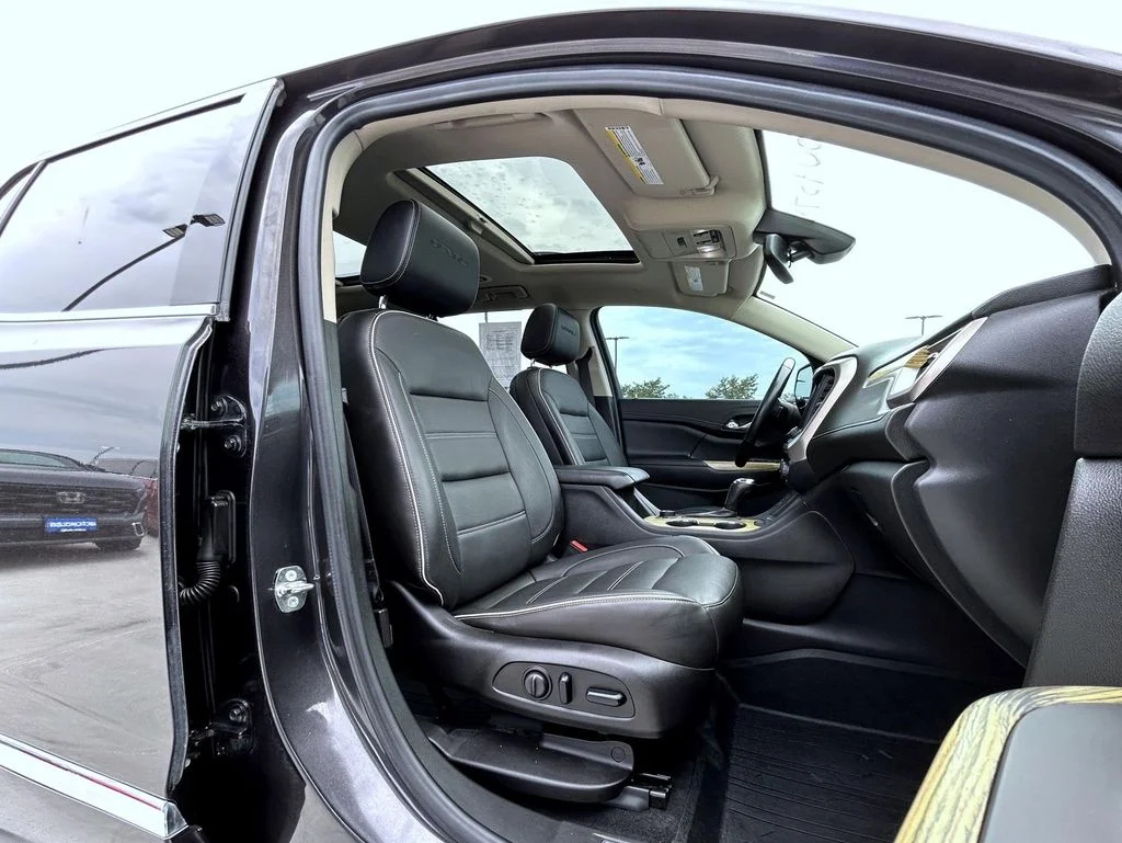 Used 2019 Silver GMC Denali image 16
