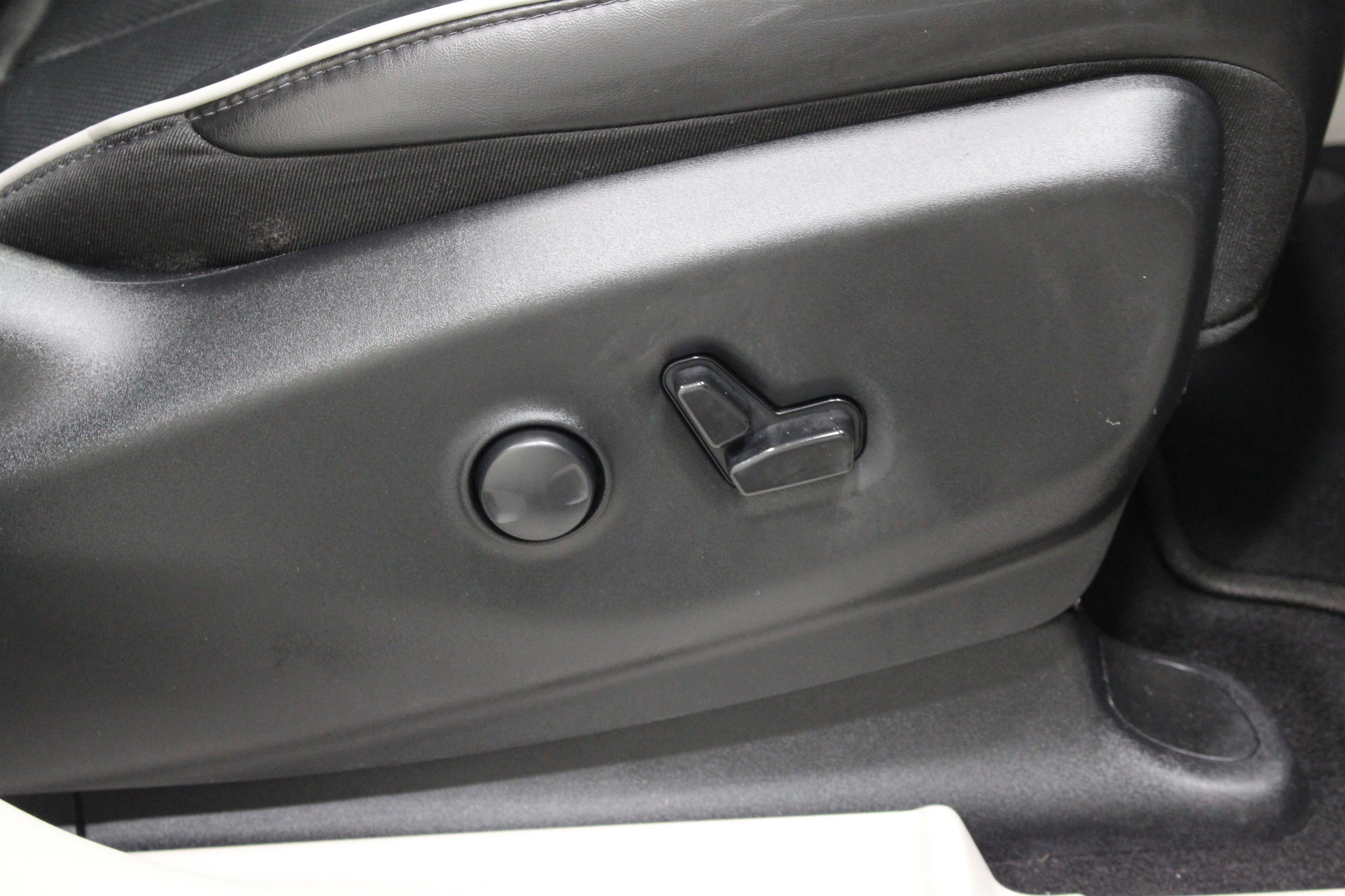 Used 2023 Bright White Clearcoat Chrysler Limited image 28
