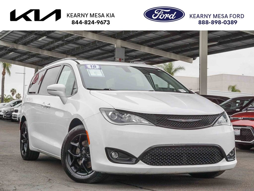 2018 Chrysler Pacifica Limited's photo
