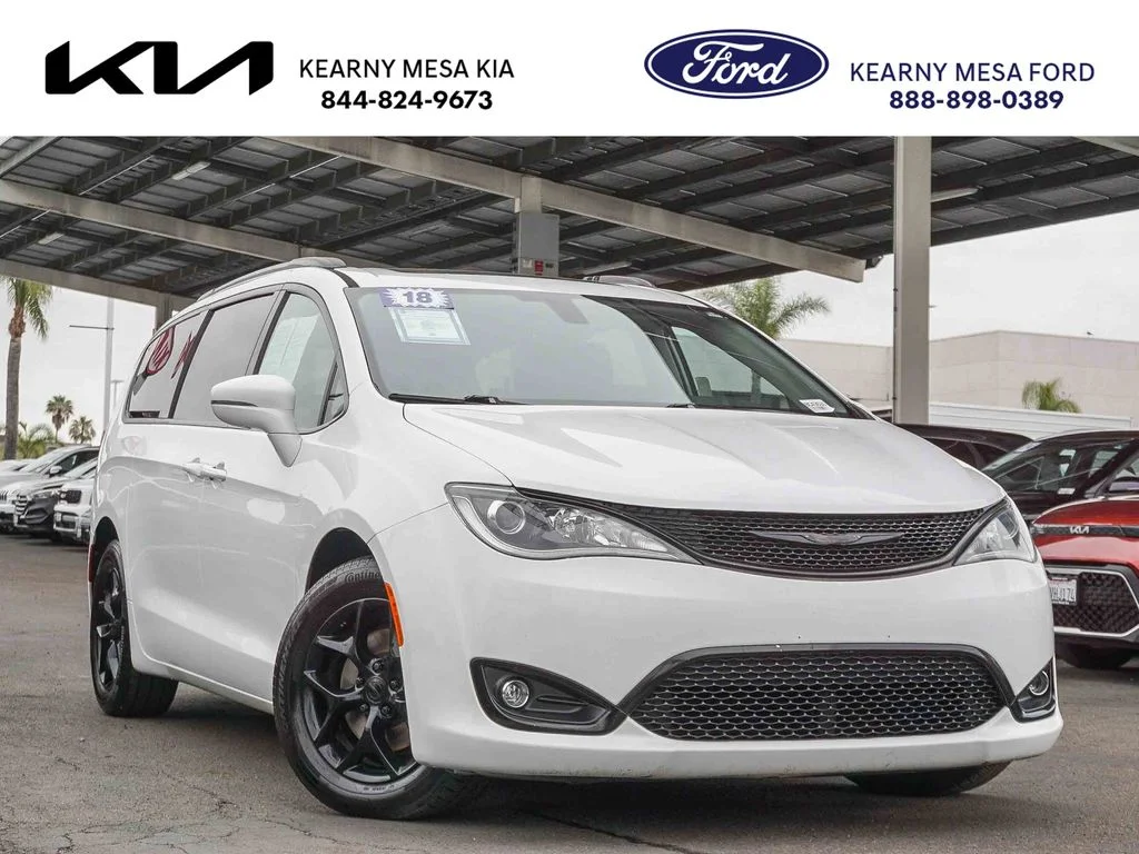 2018 Chrysler Pacifica Limited's photo