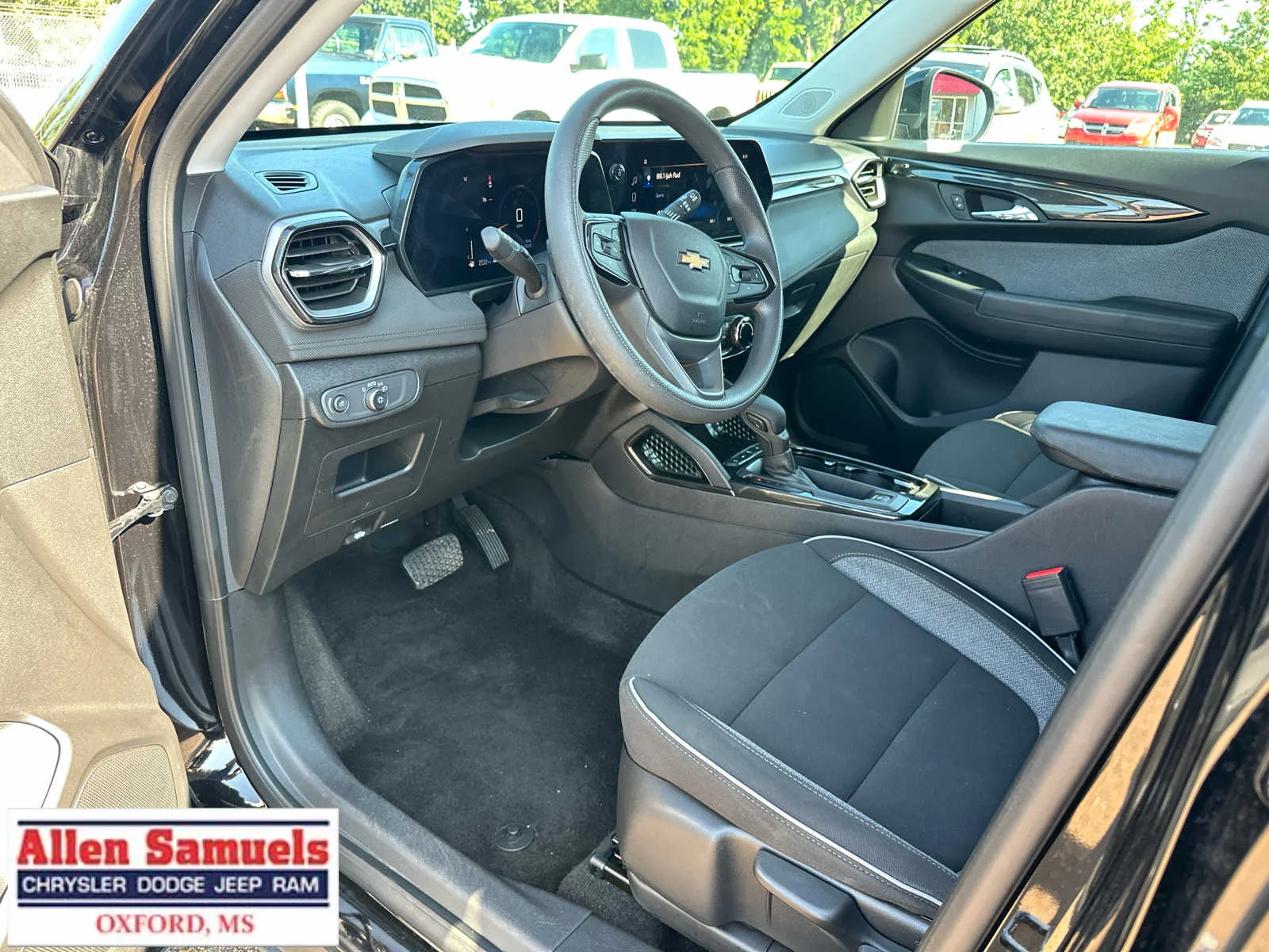 Used 2025 Mosaic Black Metallic Chevrolet LT image 10