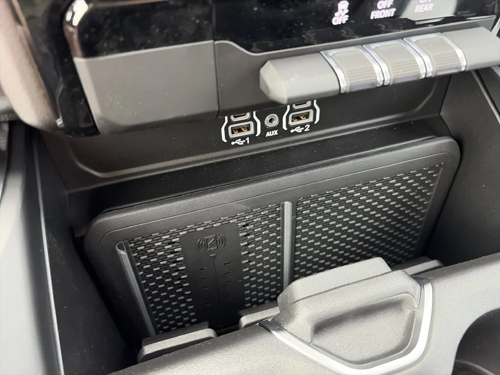 New 2026 Granite Crystal Metallic Clear-Coat Exterior Paint RAM Laramie image 24