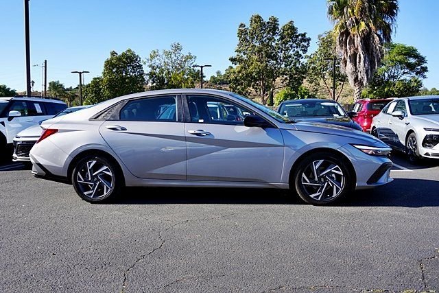 Used 2025 Gray Hyundai SEL Sport image 6