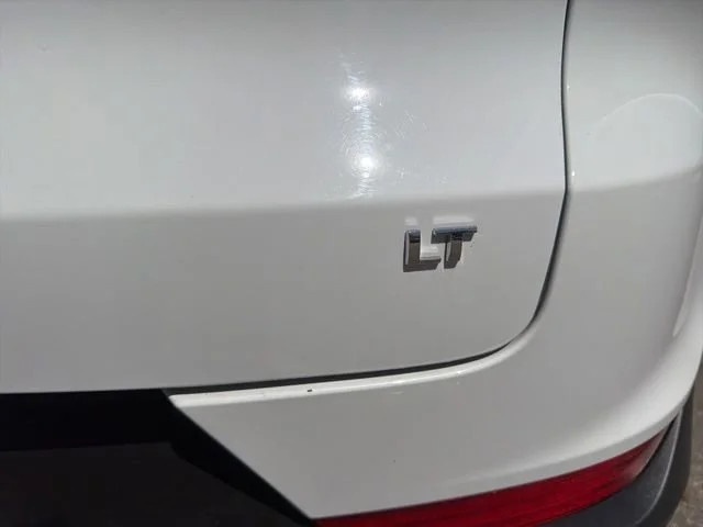 Used 2025 Summit White Chevrolet LT image 12