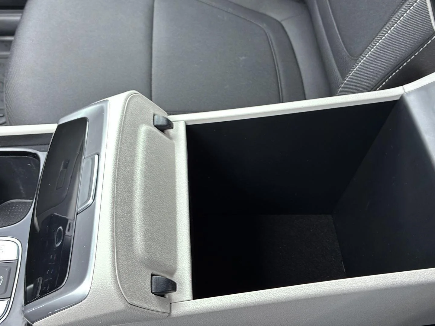 Used 2024 White Pearl Hyundai SE image 33