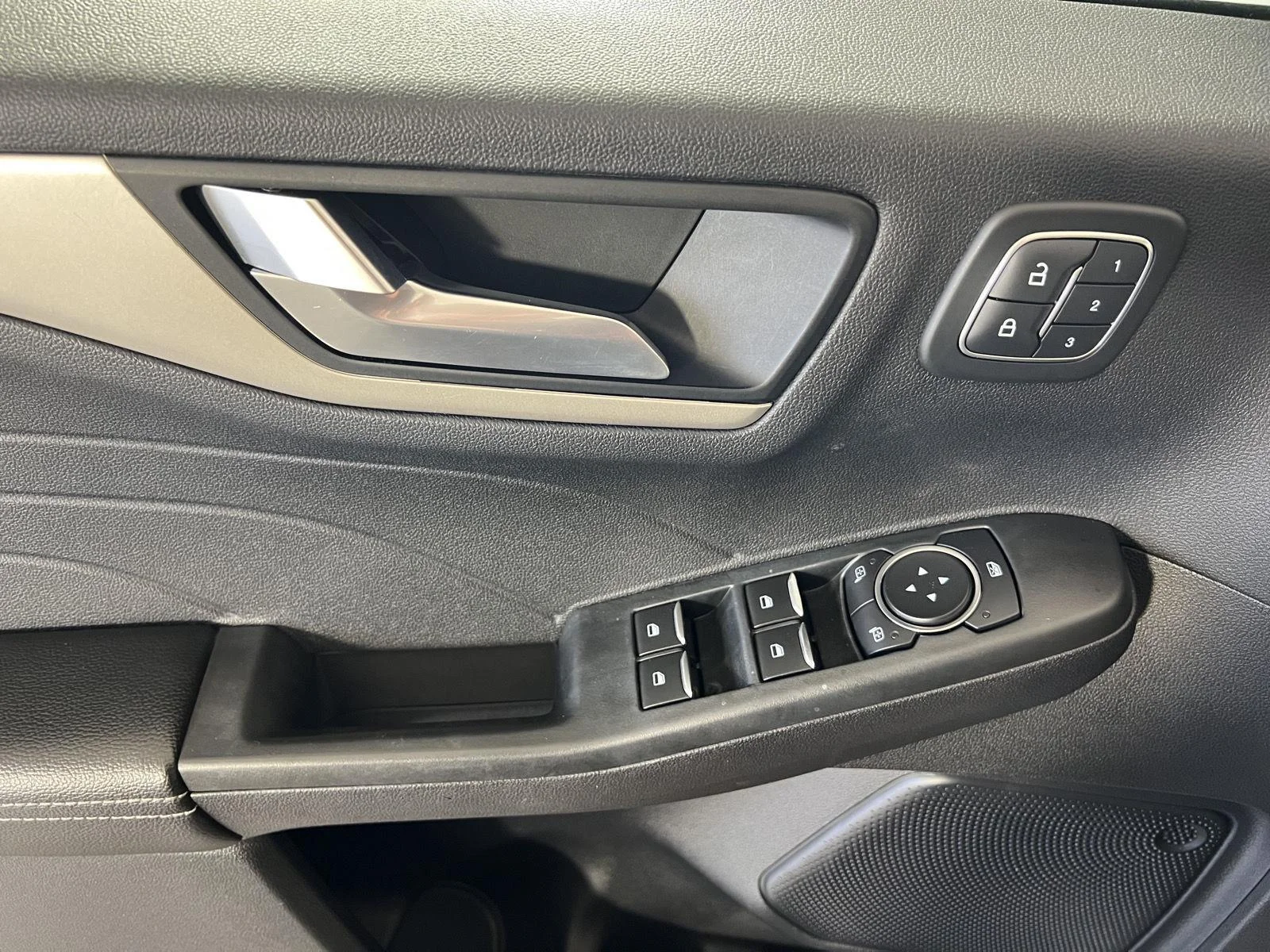Used 2022 Star White Metallic Tri-Coat Ford SEL image 13