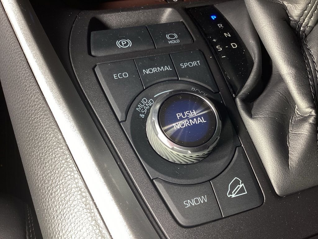 Certified Used 2025  Toyota Limited image 22