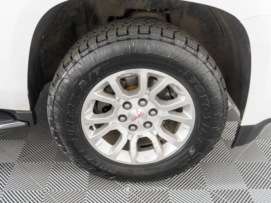 Used 2018 White GMC SLT image 37