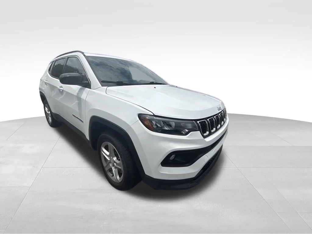 Used 2024 White Jeep Latitude image 10