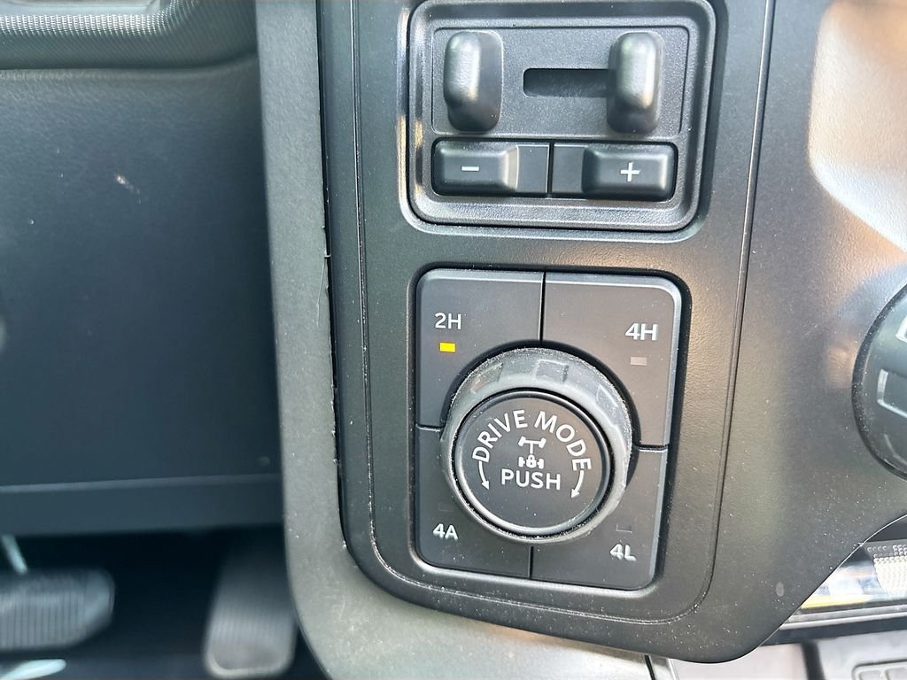 Used 2024  Ford Lariat image 29