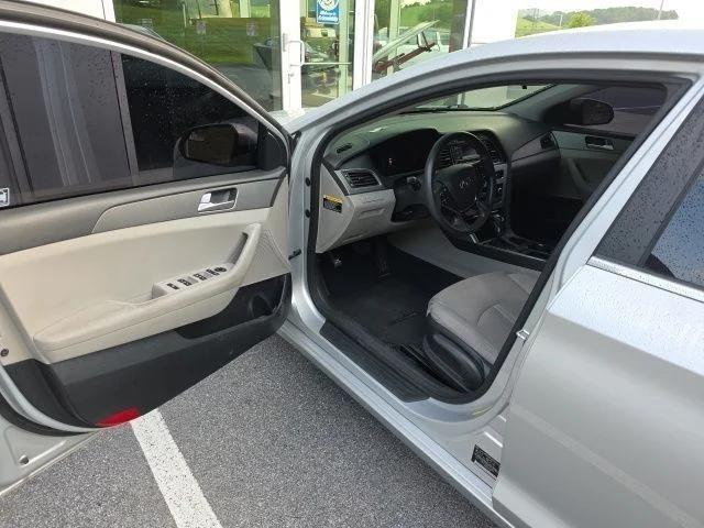 Used 2015 Silver Hyundai SE image 14
