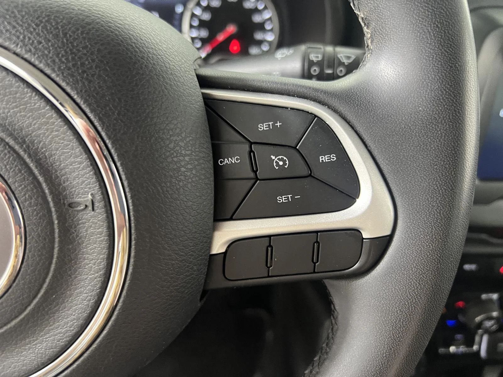 Used 2021 Glacier Metallic Clearcoat Jeep Latitude image 16
