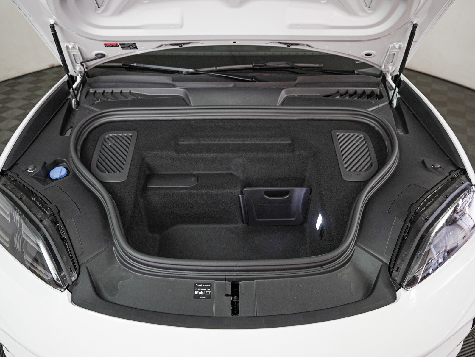 2025 Porsche Macan Turbo Electric - Photo 12