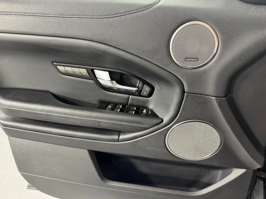 Used 2019 Narvik Black Land Rover SE image 16