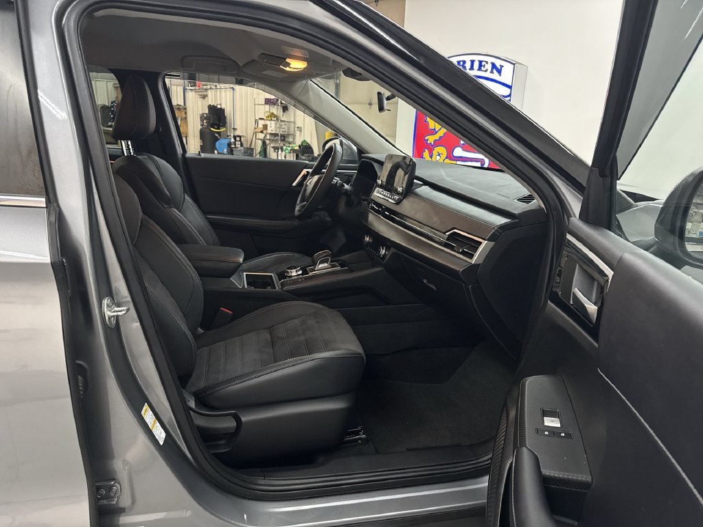 Used 2023 Gray Mitsubishi SE image 18