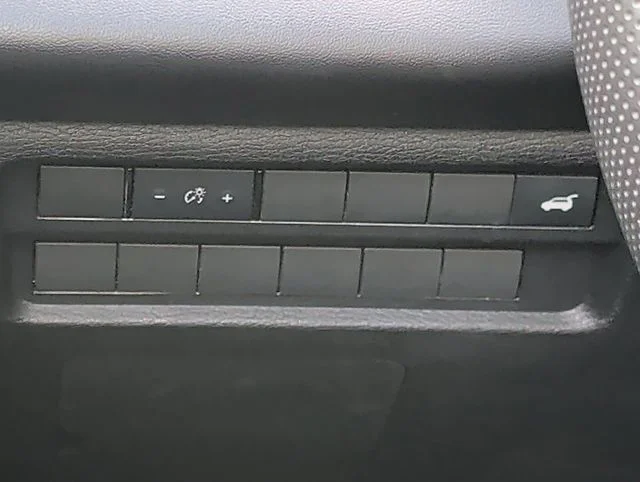 Certified Used 2025 Alloy Silver Metallic Mitsubishi SE image 18