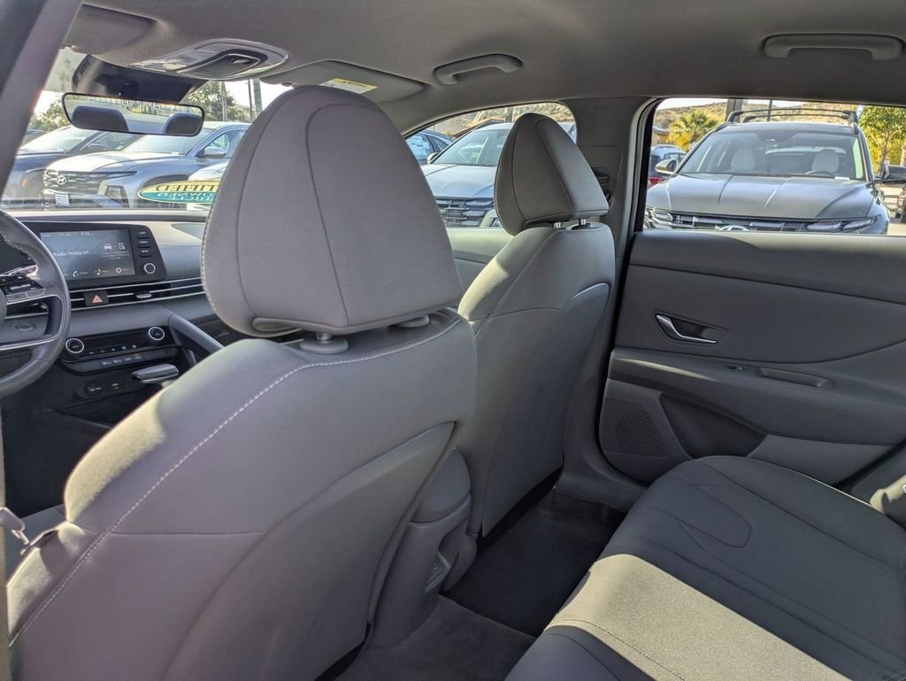 2025 Hyundai Elantra SEL - Photo 25