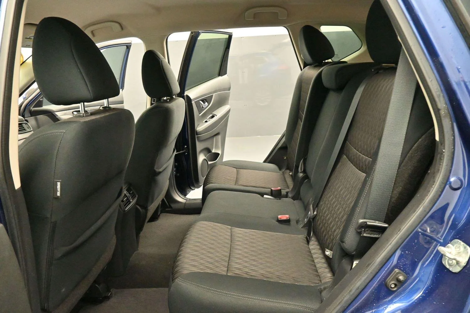 Used 2018 Caspian Blue Nissan SV image 30