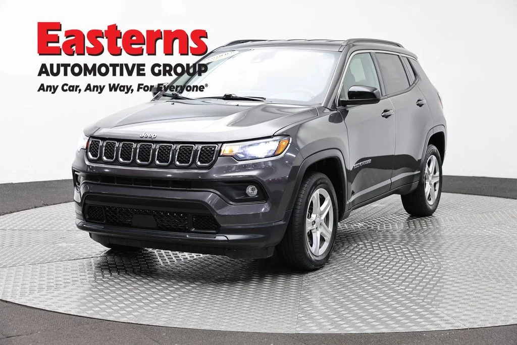 Used 2024  Jeep Latitude image 1
