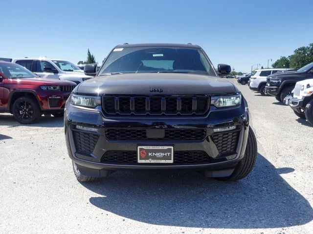 New 2026 Diamond Black Crystal Pearl-Coat Exterior Paint Jeep Limited image 2