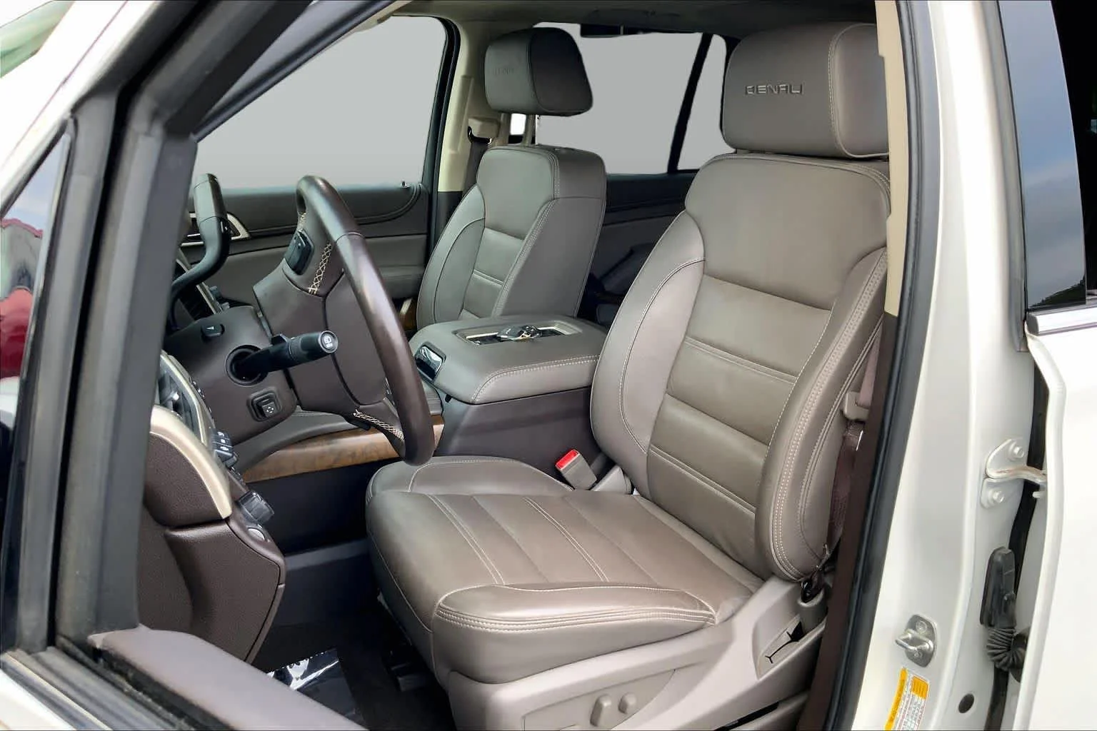Used 2019 White Frost Tricoat GMC Denali image 7