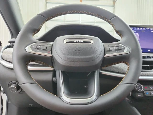 New 2026 Bright White Clear-Coat Exterior Paint Jeep Latitude image 23