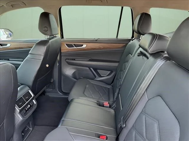 Used 2025  Volkswagen 2.0T SE w/Technology image 10