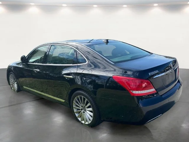 Used 2015 Black Hyundai Signature image 16