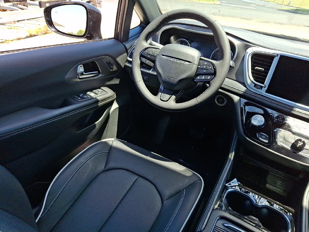 New 2027 Diamond Black Crystal Pearl-Coat Exterior Paint Chrysler Limited image 10