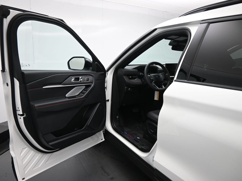 New 2025 Star White Metallic Tri-Coat Ford ST image 8