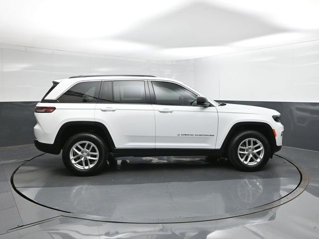 Used 2025 White/off-white Jeep Laredo image 11