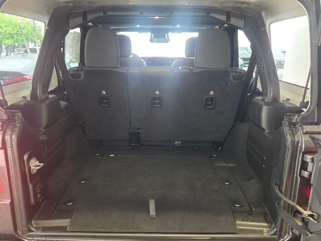 2025 Jeep Wrangler 4-Door Sahara - Photo 10