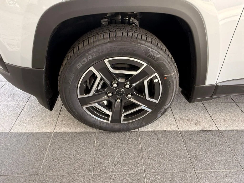 New 2026 Silver Zynith Clear-Coat Exterior Paint Jeep Laredo image 32