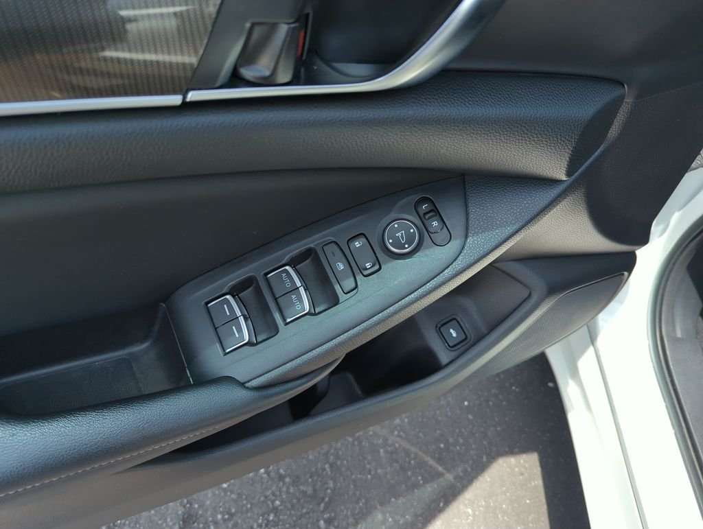 Used 2018  Honda Sport image 19