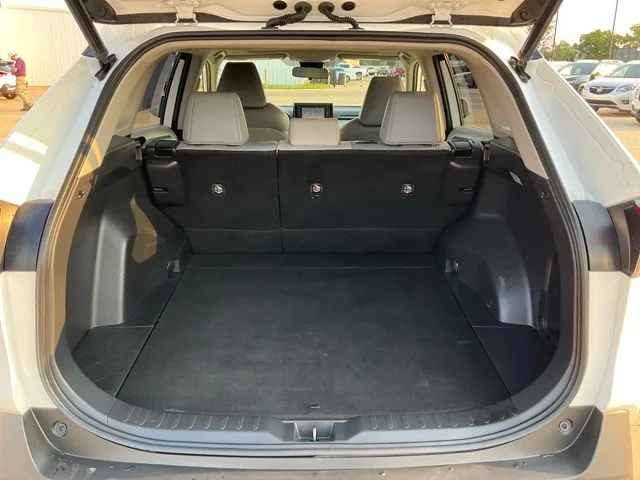 Used 2019 White Toyota XLE Premium image 26